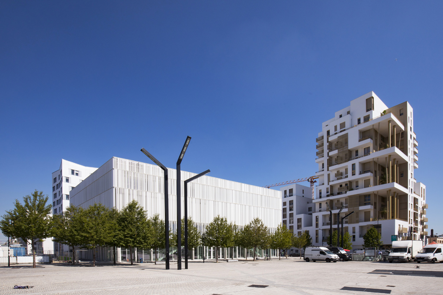 Le Centre de colloques vu de la place du Front populaire